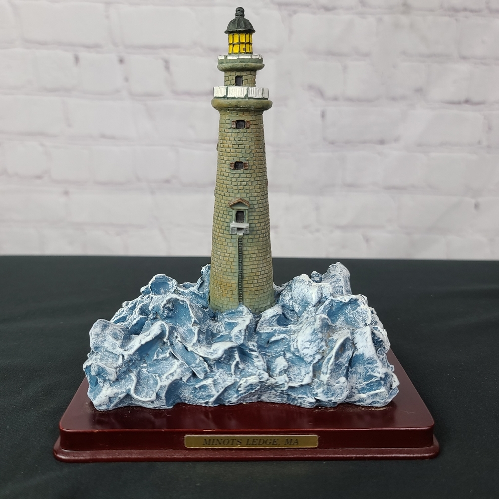 Oneida  Studios Lighthouse Point Collection  1998 Minots Ledge  MA